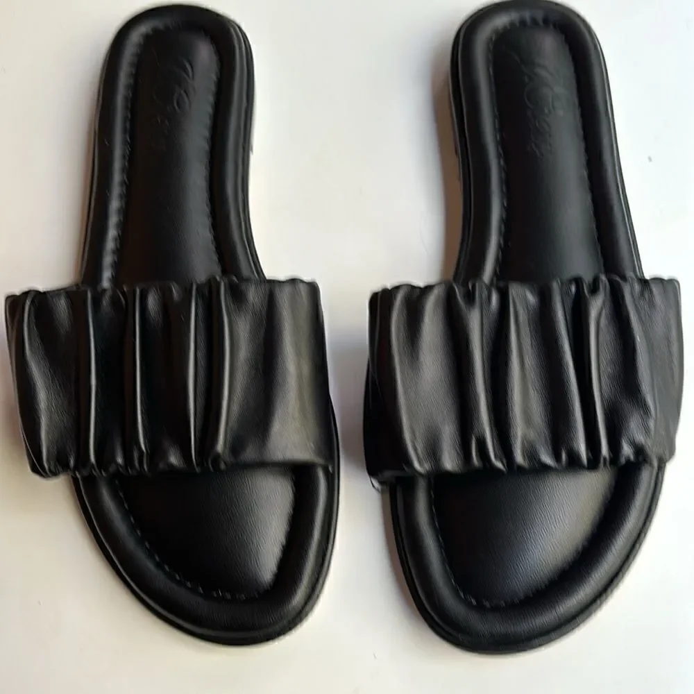 J. Crew black leather Delta single strap crunchier sandal size 7 / like New